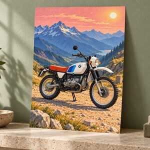 Pu&ograve; includere: Una stampa artistica da parete verticale che raffigura una motocicletta BMW bianca con sella rossa e strisce blu e bianche sul serbatoio, parcheggiata su un sentiero di montagna roccioso. Lo sfondo mostra una catena montuosa sotto un sole luminoso.