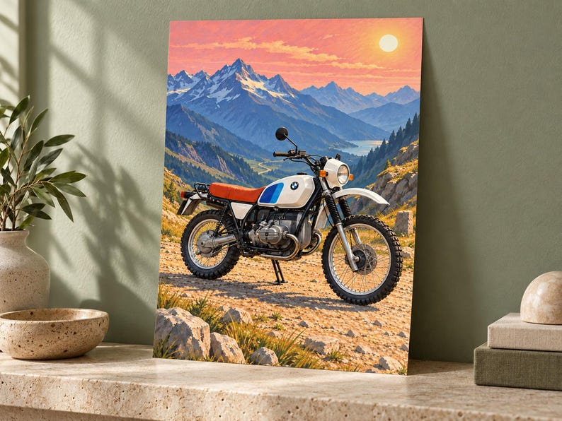 Pu&ograve; includere: Una stampa artistica da parete verticale che raffigura una motocicletta BMW bianca con sella rossa e strisce blu e bianche sul serbatoio, parcheggiata su un sentiero di montagna roccioso. Lo sfondo mostra una catena montuosa sotto un sole luminoso.
