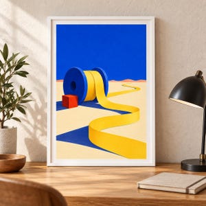 Op de afbeelding: Een ingelijste kunstdruk met een surrealistisch landschap met een grote blauwe spoel die een lang geel lint afrolt over een beige woestijnbodem onder een effen blauwe lucht. Een kleine rode kubus staat naast de spoel.