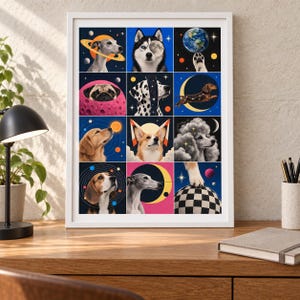 Puede incluir: Una impresi&oacute;n de arte mural enmarcada que presenta una cuadr&iacute;cula de doce ilustraciones cuadradas de varias razas de perros sobre fondos con tem&aacute;tica espacial, incluyendo planetas, estrellas, lunas y patrones celestiales en colores vibrantes.