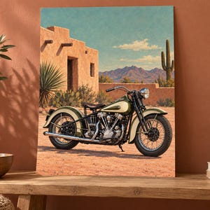 K&ouml;nnte beinhalten: Ein Oldtimer-Motorrad mit einer cremefarbenen und olivgr&uuml;nen Lackierung, das auf einer staubigen W&uuml;stenlandschaft steht. Im Hintergrund sind ein beiges Adobe-Geb&auml;ude, ein hoher Saguaro-Kaktus und ferne Berge unter einem hellblauen Himmel zu sehen.