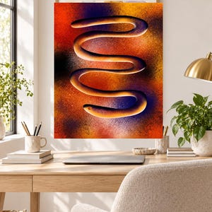Puede incluir: Una impresi&oacute;n de arte mural rectangular que presenta una forma naranja continua y tridimensional en forma de serpiente que se ondula en un patr&oacute;n de zigzag horizontal sobre un fondo vibrante y texturizado de rojo, naranja y azul profundo.