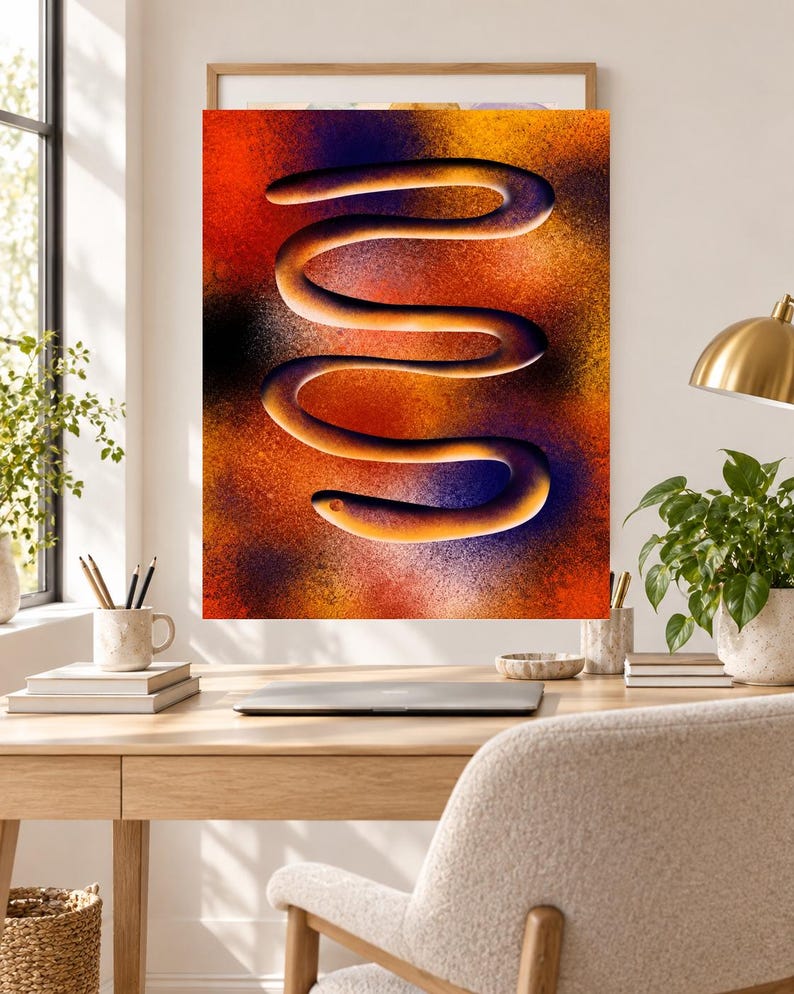 Puede incluir: Una impresi&oacute;n de arte mural rectangular que presenta una forma naranja continua y tridimensional en forma de serpiente que se ondula en un patr&oacute;n de zigzag horizontal sobre un fondo vibrante y texturizado de rojo, naranja y azul profundo.