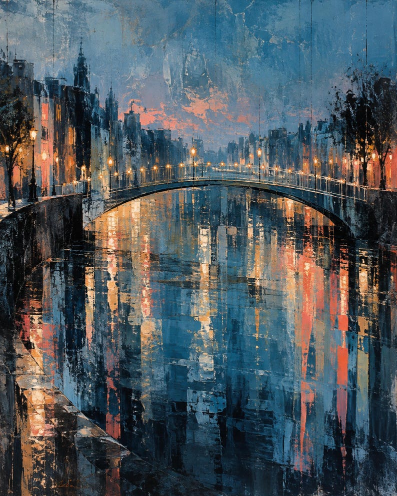 Op de afbeelding: Een olieverfschilderij van een stadskanaal bij schemering met een centrale boogbrug. Hoge gebouwen langs de oevers worden verlicht door warme straatlantaarns die oranje en gele reflecties werpen op het donkerblauwe, getextureerde wateroppervlak.