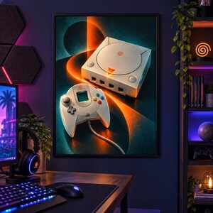 Puede incluir: Una impresi&oacute;n de arte mural enmarcada que presenta una consola de juegos Dreamcast blanca y un mando con cable a juego. La obra muestra un fondo oscuro con rayas de luz naranja vibrantes y formas circulares, resaltando el logotipo de la consola.