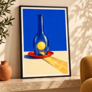 Puede incluir: Una l&aacute;mina enmarcada que muestra una botella alta de cristal azul transparente sobre un peque&ntilde;o platillo rojo. Dentro de la botella, una esfera amarilla brillante emite un largo y n&iacute;tido haz de luz dorada sobre la superficie clara inferior.