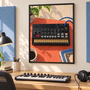 Puede incluir: Una impresi&oacute;n de pared enmarcada que muestra una caja de ritmos anal&oacute;gica Korg Volca Beats negra con una pantalla digital roja que muestra 120, m&uacute;ltiples perillas de control y un teclado t&aacute;ctil, sobre un fondo naranja vibrante con una planta y libros.