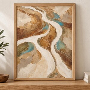 Pu&ograve; includere: Una stampa d'arte murale astratta incorniciata che presenta una vista aerea di un paesaggio con sentieri fluviali bianchi tortuosi, toni della terra marroni e marrone chiaro strutturati e macchie d'acqua blu verde acqua, in una cornice di legno chiaro.