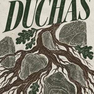 以下が含まれることがあります： 明るいベージュの背景に、上部に濃い緑色の大きな文字で「D&Uacute;CHAS」と書かれたグラフィックプリント。テキストの下には茶色の木の根が画像全体に広がり、いくつかの大きな質感のある灰色の石と絡み合っています。