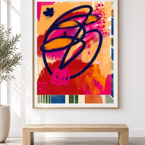 Pu&ograve; includere: Una stampa d'arte astratta incorniciata con forme stratificate audaci in tonalit&agrave; vivaci di arancione, rosa acceso e rosso. Una linea continua blu scuro forma un cerchio al centro, accentuata da piccoli punti di colore rosa.