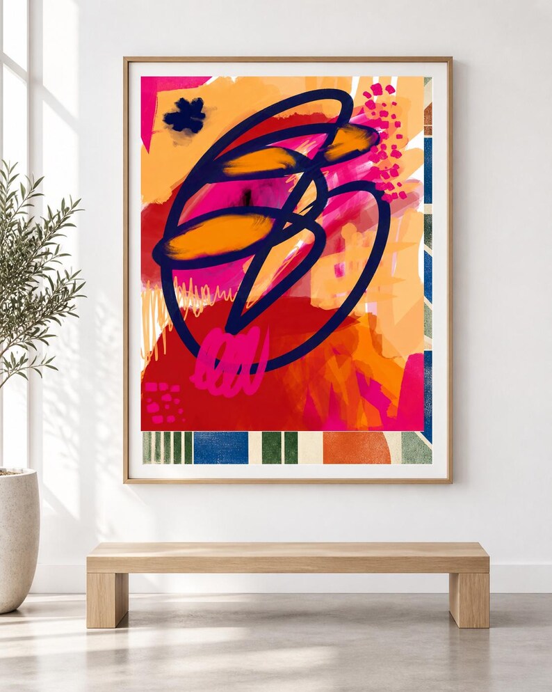 Pu&ograve; includere: Una stampa d'arte astratta incorniciata con forme stratificate audaci in tonalit&agrave; vivaci di arancione, rosa acceso e rosso. Una linea continua blu scuro forma un cerchio al centro, accentuata da piccoli punti di colore rosa.
