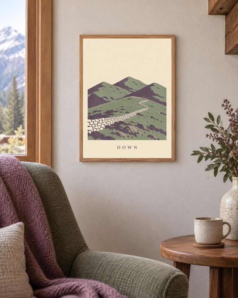 Pu&ograve; includere: Una stampa artistica incorniciata che presenta un'illustrazione paesaggistica stilizzata di colline verdi e un muro di pietra che si snoda in lontananza. La parola DOWN &egrave; stampata in lettere maiuscole nere al centro in basso su sfondo crema.