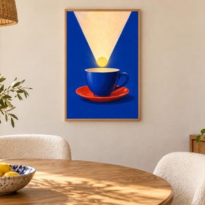 Puede incluir: Una impresi&oacute;n de arte mural enmarcada que presenta una taza de caf&eacute; azul vibrante sobre un platillo rojo brillante. Sobre la taza, un haz de luz triangular brilla hacia abajo, iluminando un peque&ntilde;o c&iacute;rculo amarillo brillante.