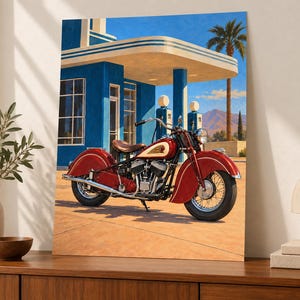 Pu&ograve; includere: Un dipinto vivace di una classica motocicletta rossa parcheggiata davanti a una stazione di servizio art d&eacute;co blu. La scena presenta un cielo azzurro brillante, una palma alta e montagne in lontananza, in una giornata di sole con ombre nette.