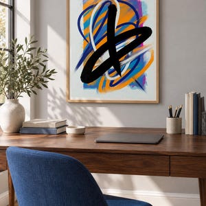 Pode incluir: Uma impress&atilde;o de arte abstrata emoldurada com pinceladas ousadas e amplas em preto, laranja vibrante e azul profundo sobre um fundo branco. A composi&ccedil;&atilde;o inclui linhas energ&eacute;ticas em camadas, apresentada em uma moldura de madeira clara.