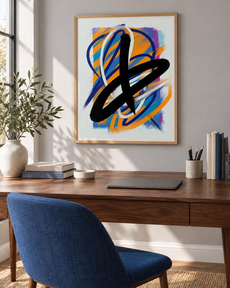 Pode incluir: Uma impress&atilde;o de arte abstrata emoldurada com pinceladas ousadas e amplas em preto, laranja vibrante e azul profundo sobre um fundo branco. A composi&ccedil;&atilde;o inclui linhas energ&eacute;ticas em camadas, apresentada em uma moldura de madeira clara.