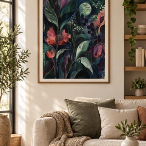 Puede incluir: Una impresi&oacute;n de arte mural rectangular en un marco de madera que presenta una ilustraci&oacute;n bot&aacute;nica oscura y evocadora. La obra muestra follaje verde intenso, flores rojas y moradas vibrantes y una luna circular p&aacute;lida sobre un fondo sombr&iacute;o.