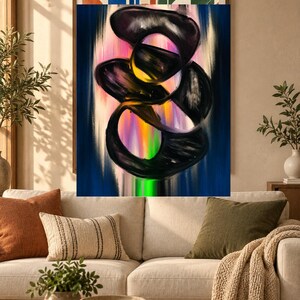 Op de afbeelding: Een rechthoekig wandkunstwerk met een centraal abstract ontwerp van dikke, wervelende zwarte penseelstreken over een levendige, verticale gradi&euml;ntachtergrond van roze, oranje, geel en groen, ingelijst in een dunne houten rand.