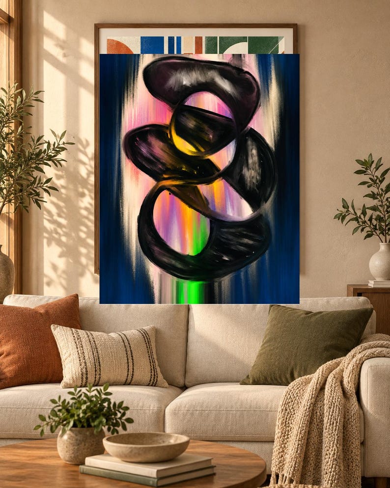 Op de afbeelding: Een rechthoekig wandkunstwerk met een centraal abstract ontwerp van dikke, wervelende zwarte penseelstreken over een levendige, verticale gradi&euml;ntachtergrond van roze, oranje, geel en groen, ingelijst in een dunne houten rand.
