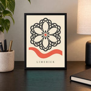 K&ouml;nnte beinhalten: Ein gerahmter Druck mit cremefarbenem Hintergrund und einem dunkelgrauen, symmetrischen, blumenartigen geometrischen Muster in der Mitte. Ein kleiner roter Kreis befindet sich in der Mitte des Musters und das Wort LIMERICK steht darunter.