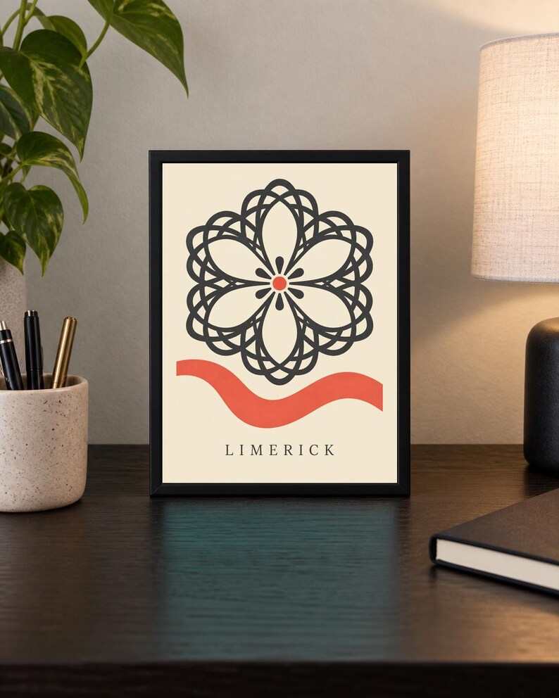 K&ouml;nnte beinhalten: Ein gerahmter Druck mit cremefarbenem Hintergrund und einem dunkelgrauen, symmetrischen, blumenartigen geometrischen Muster in der Mitte. Ein kleiner roter Kreis befindet sich in der Mitte des Musters und das Wort LIMERICK steht darunter.