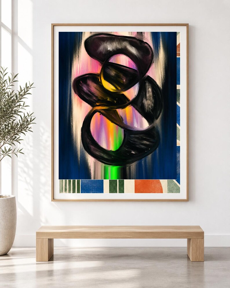 Op de afbeelding: Een ingelijst rechthoekig wandkunstwerk met een centrale abstracte compositie van in elkaar grijpende zwarte organische vormen, gelaagd over een verticaal verloop van roze, geel en blauw. De onderste rand toont een patroon van blauwe, groene en oranje blokken.