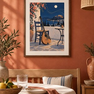 Pu&ograve; includere: Una stampa artistica incorniciata raffigurante una scena notturna su un balcone con un bouzouki in legno appoggiato a una sedia blu. L'illustrazione presenta una terrazza in pietra, un tavolino rotondo, una pianta rampicante e una fortezza illuminata.