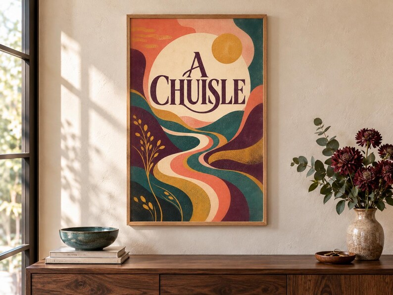 Puede incluir: Una l&aacute;mina de pared rectangular enmarcada que muestra un paisaje estilizado con colinas onduladas en tonos verde azulado, morado y naranja. Un gran c&iacute;rculo crema contiene el texto A CHUISLE en letras moradas oscuras sobre un sol amarillo.