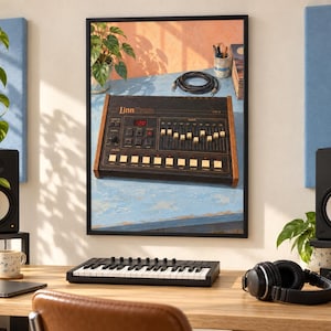 K&ouml;nnte beinhalten: Ein gerahmter Wandkunstdruck einer vintage LinnDrum elektronischen Drum-Machine mit schwarzem Geh&auml;use, Holzseitenteilen und einer Digitalanzeige, die 120 anzeigt, platziert auf einer blauen Oberfl&auml;che mit einem aufgerollten schwarzen Audiokabel.