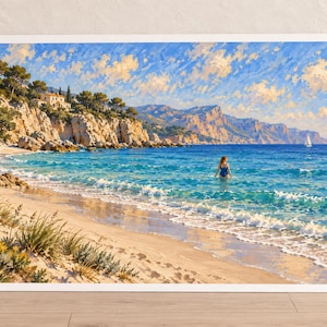 Puede incluir: Un cuadro de paisaje que muestra una costa soleada con playa de arena, agua turquesa y acantilados rocosos con &aacute;rboles y una casa. Una persona con traje de ba&ntilde;o azul est&aacute; en el agua y se ve un peque&ntilde;o velero blanco en la distancia.