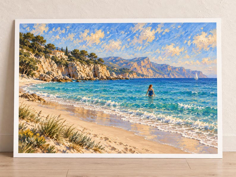 Puede incluir: Un cuadro de paisaje que muestra una costa soleada con playa de arena, agua turquesa y acantilados rocosos con &aacute;rboles y una casa. Una persona con traje de ba&ntilde;o azul est&aacute; en el agua y se ve un peque&ntilde;o velero blanco en la distancia.