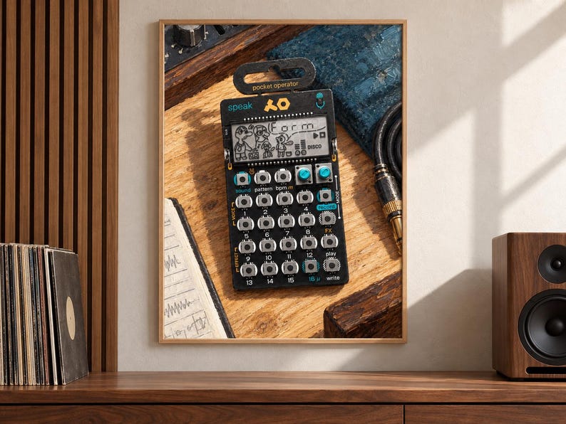 Puede incluir: Un sintetizador de bolsillo negro Teenage Engineering PO-35 speak con una pantalla LCD digital con el texto Form, una cuadr&iacute;cula de diecis&eacute;is botones plateados, dos perillas de color verde azulado y una pesta&ntilde;a superior.