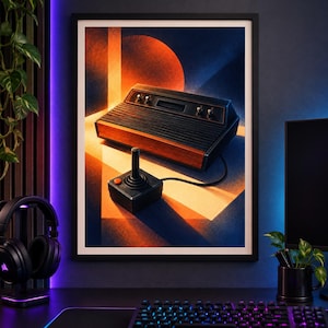 K&ouml;nnte beinhalten: Ein gerahmter Kunstdruck, der eine Videospielkonsole im Vintage-Stil mit einer Frontplatte in Holzoptik und einem schwarzen Kunststoffgeh&auml;use zeigt, begleitet von einem schwarzen Joystick-Controller mit orangefarbenem Knopf vor geometrischem Hintergrund.