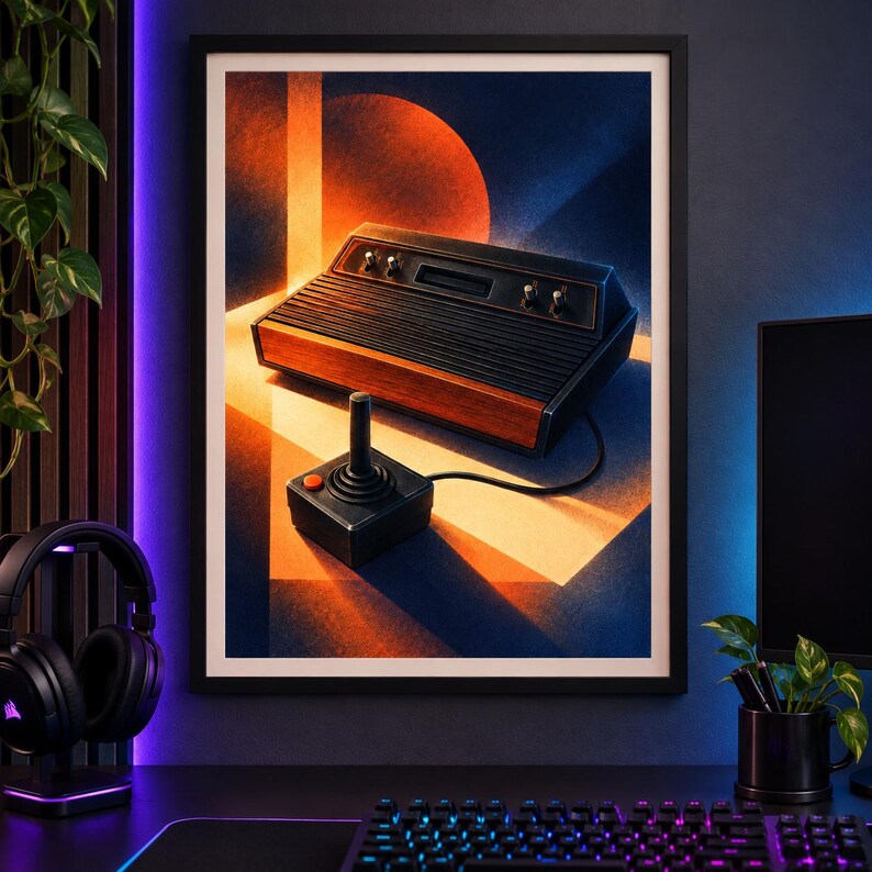K&ouml;nnte beinhalten: Ein gerahmter Kunstdruck, der eine Videospielkonsole im Vintage-Stil mit einer Frontplatte in Holzoptik und einem schwarzen Kunststoffgeh&auml;use zeigt, begleitet von einem schwarzen Joystick-Controller mit orangefarbenem Knopf vor geometrischem Hintergrund.