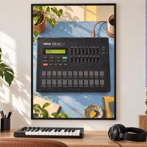 Pode incluir: Uma caixa de ritmos digital Yamaha RX5 preta com um ecr&atilde; LCD verde, m&uacute;ltiplos bot&otilde;es de controlo quadrados e uma s&eacute;rie de faders verticais. O dispositivo &eacute; apresentado numa impress&atilde;o emoldurada, exibindo a sua interface e disposi&ccedil;&atilde;o.