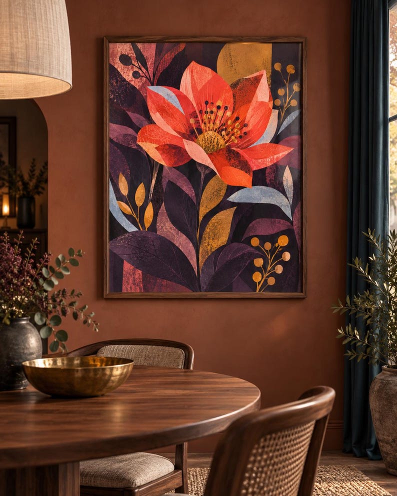 Op de afbeelding: Een rechthoekige wandkunstprint met een grote, levendige oranje en rode bloem als centraal punt. Het kunstwerk bevat donkerpaars en diepblauw gebladerte, goudgele accenten en kleine besachtige trossen, allemaal ingelijst in een dunne houten lijst.