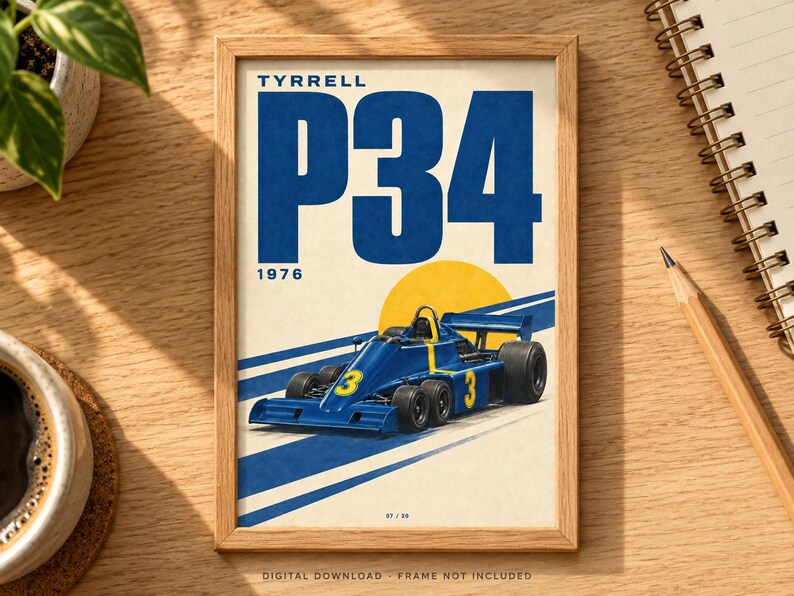 Pu&ograve; includere: Una stampa artistica incorniciata raffigurante un'auto da corsa di Formula 1 Tyrrell P34 blu del 1976. Il design include il testo TYRRELL P34 1976, un cerchio giallo e strisce diagonali blu su sfondo crema in una cornice di legno chiaro.