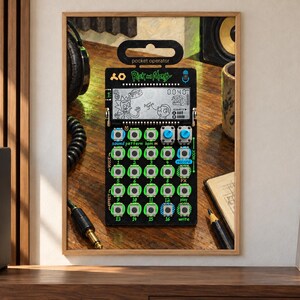 Pu&ograve; includere: Un sintetizzatore pocket operator edizione Rick e Morty nero dotato di uno schermo LCD digitale con grafiche dei personaggi, una griglia di sedici pulsanti numerati, due manopole blu e varie etichette di controllo stampate in verde e blu.