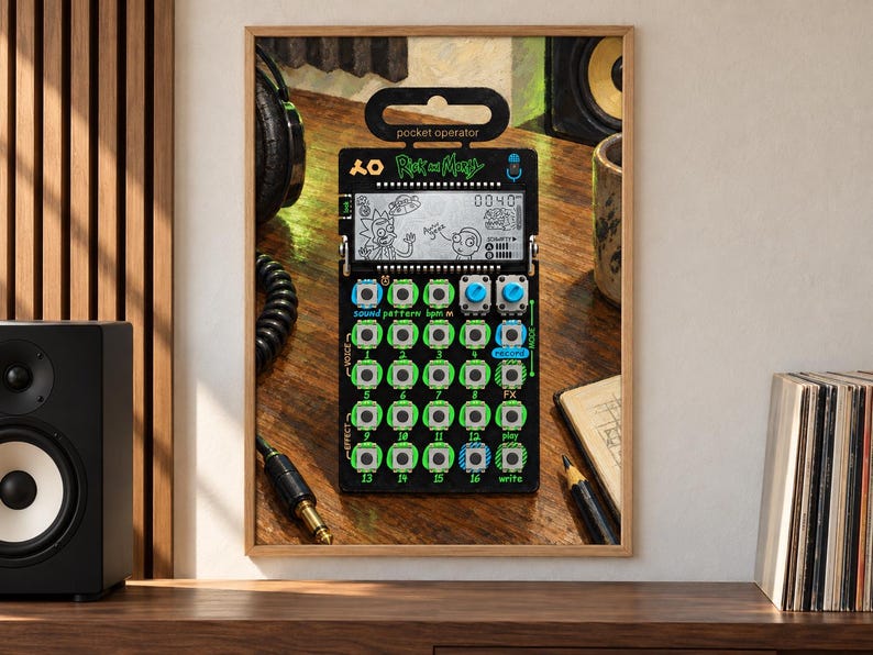 Pu&ograve; includere: Un sintetizzatore pocket operator edizione Rick e Morty nero dotato di uno schermo LCD digitale con grafiche dei personaggi, una griglia di sedici pulsanti numerati, due manopole blu e varie etichette di controllo stampate in verde e blu.