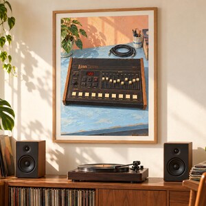 K&ouml;nnte beinhalten: Ein gerahmter Wandkunstdruck, der eine vintage LinnDrum elektronische Drum-Machine mit schwarzer Frontplatte, Holzseitenteilen, mehreren Schiebereglern und Tasten zeigt, ausgestellt in einem Raum mit Lautsprechern.