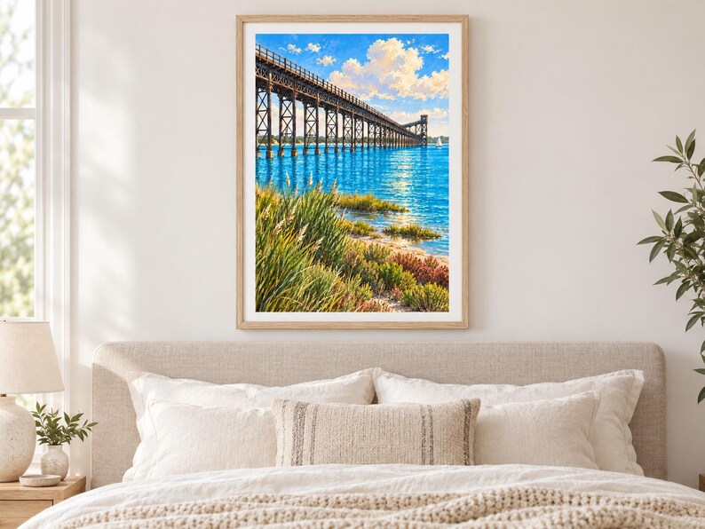 Peut inclure: Une peinture de paysage encadr&eacute;e repr&eacute;sentant un long pont &agrave; chevalets en bois s'&eacute;tendant sur une eau bleu vif. Le premier plan pr&eacute;sente de hautes herbes vertes et une v&eacute;g&eacute;tation c&ocirc;ti&egrave;re sous un ciel rempli de nuages blancs et un petit voilier.