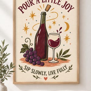 Puede incluir: Una l&aacute;mina enmarcada con una botella de vino, una copa de vino tinto y un racimo de uvas moradas. El texto dice "POUR A LITTLE JOY" en la parte superior y "SIP SLOWLY, LIVE FULLY" en la inferior, con estrellas, una luna creciente y un coraz&oacute;n.