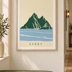 Pu&ograve; includere: Una stampa artistica incorniciata che presenta un'illustrazione stilizzata delle isole Skellig nel Kerry, in Irlanda. L'opera mostra montagne frastagliate verde scuro che emergono da acque azzurre su uno sfondo color crema, con il testo KERRY in basso.