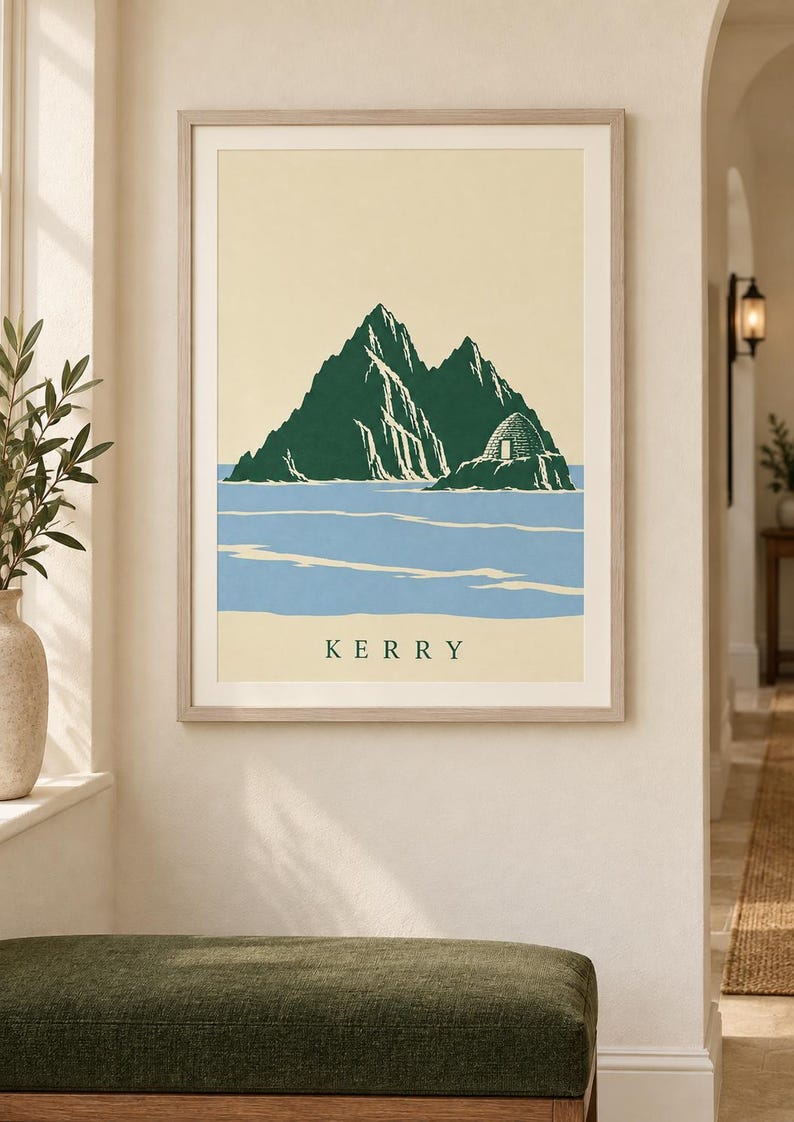 Pu&ograve; includere: Una stampa artistica incorniciata che presenta un'illustrazione stilizzata delle isole Skellig nel Kerry, in Irlanda. L'opera mostra montagne frastagliate verde scuro che emergono da acque azzurre su uno sfondo color crema, con il testo KERRY in basso.