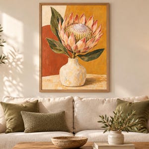 Pu&ograve; includere: Una stampa artistica da parete incorniciata raffigurante un grande fiore di protea rosa e bianco in un vaso di colore chiaro. Lo sfondo &egrave; composto da toni caldi e terrosi, tra cui arancione intenso e giallo senape, con foglie verde scuro.