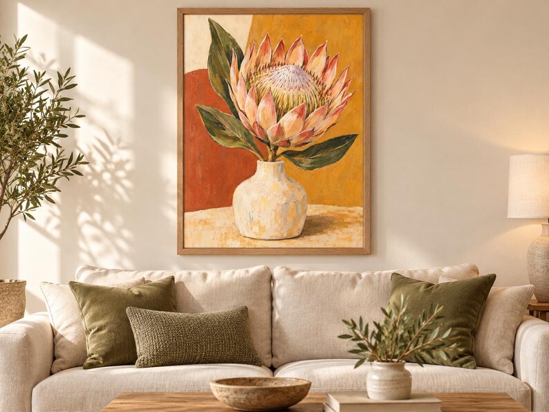 Pu&ograve; includere: Una stampa artistica da parete incorniciata raffigurante un grande fiore di protea rosa e bianco in un vaso di colore chiaro. Lo sfondo &egrave; composto da toni caldi e terrosi, tra cui arancione intenso e giallo senape, con foglie verde scuro.