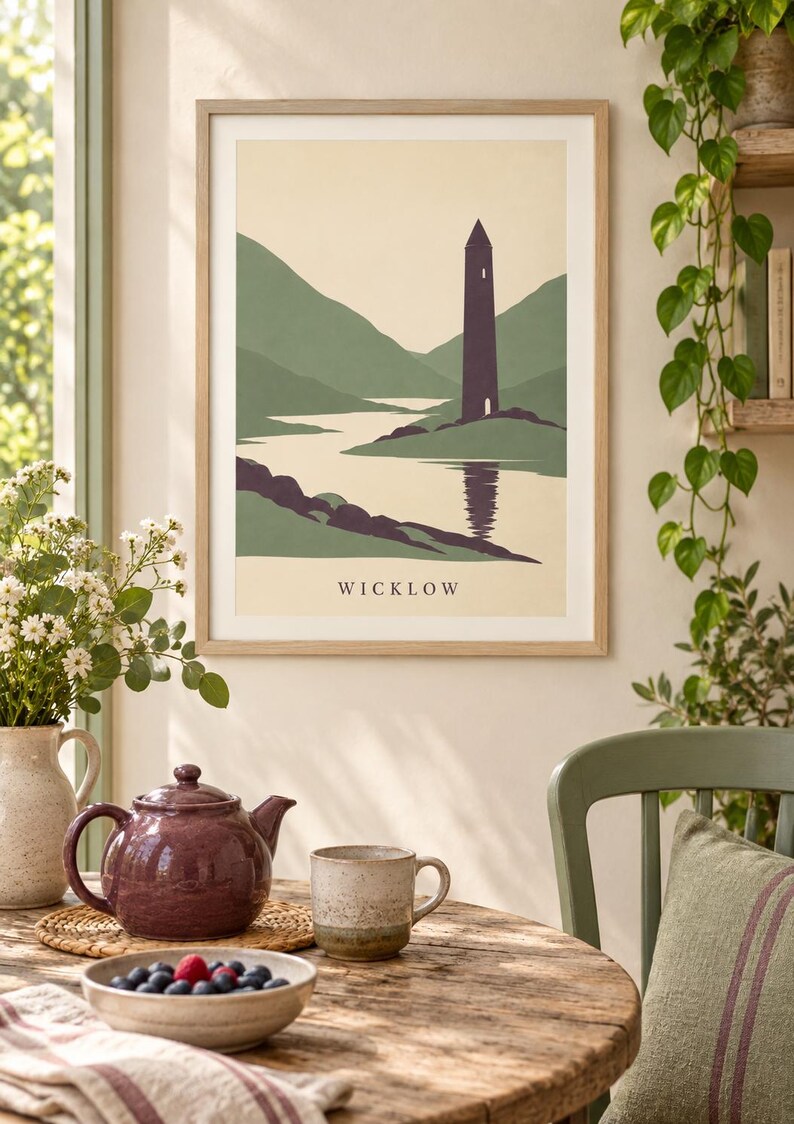 Peut inclure: Une affiche murale encadr&eacute;e repr&eacute;sentant une illustration de paysage stylis&eacute;e avec une haute tour sombre situ&eacute;e pr&egrave;s d'une rivi&egrave;re et des collines vertes en arri&egrave;re-plan. L'impression inclut le texte WICKLOW centr&eacute; en bas en police serif.