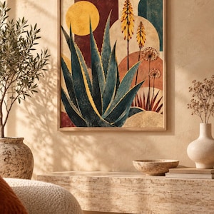 Pu&ograve; includere: Una stampa artistica da parete rettangolare incorniciata raffigurante una grande pianta di aloe verde-blu scuro in primo piano. Lo sfondo mostra forme geometriche astratte in giallo, rosso scuro e beige, con due alti steli di fiori gialli e due capolini.