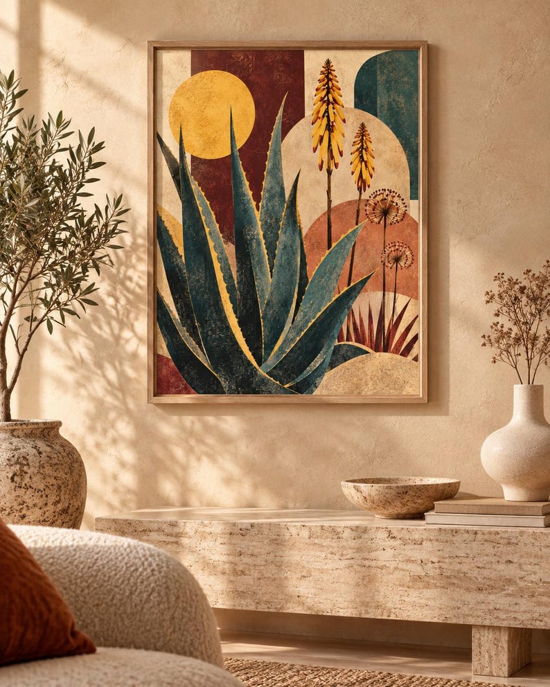 Pu&ograve; includere: Una stampa artistica da parete rettangolare incorniciata raffigurante una grande pianta di aloe verde-blu scuro in primo piano. Lo sfondo mostra forme geometriche astratte in giallo, rosso scuro e beige, con due alti steli di fiori gialli e due capolini.
