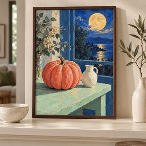 Pode incluir: Uma pintura emoldurada retratando uma ab&oacute;bora laranja vibrante e um pequeno jarro branco sobre uma mesa verde-clara. Atrav&eacute;s de uma janela aberta, uma lua cheia amarela ilumina um c&eacute;u noturno azul-escuro, um mar calmo e a costa.
